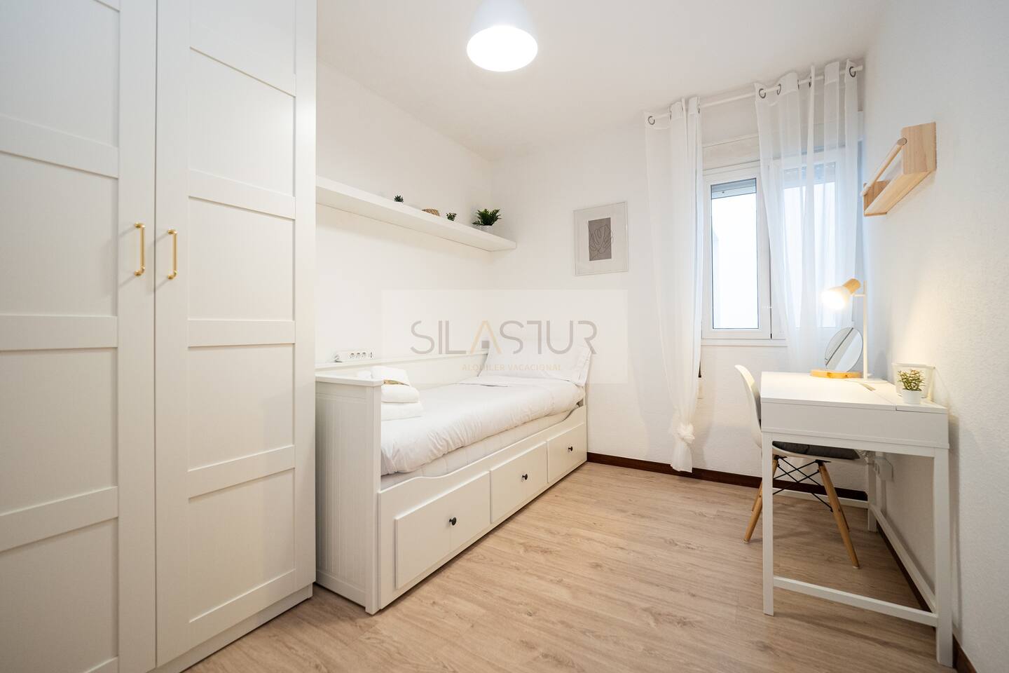 Bedroom with single bed and desk for working