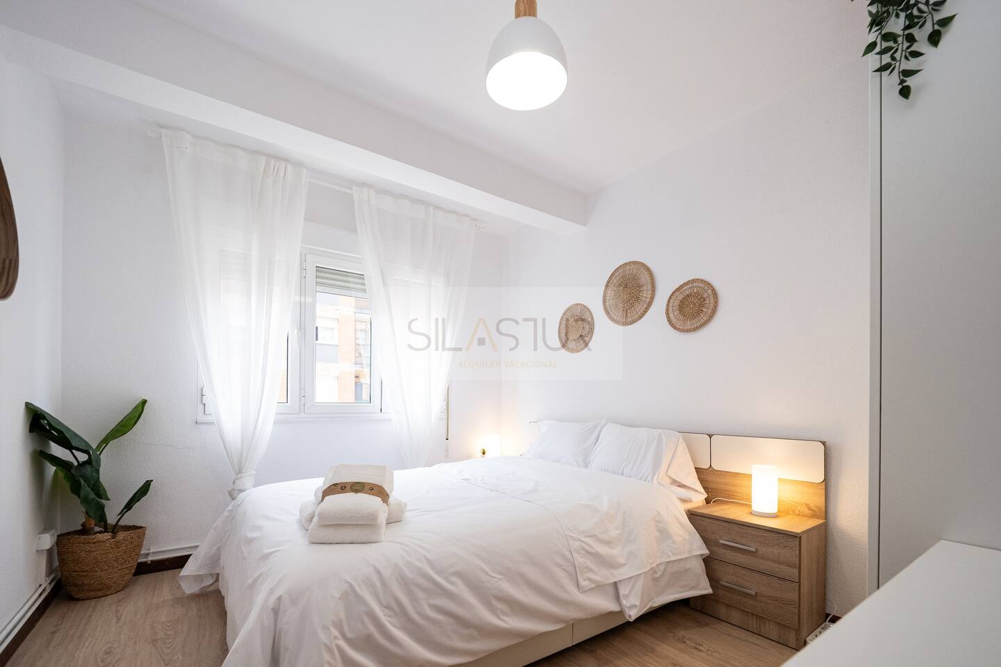 Double bedroom with bedside lamps and window