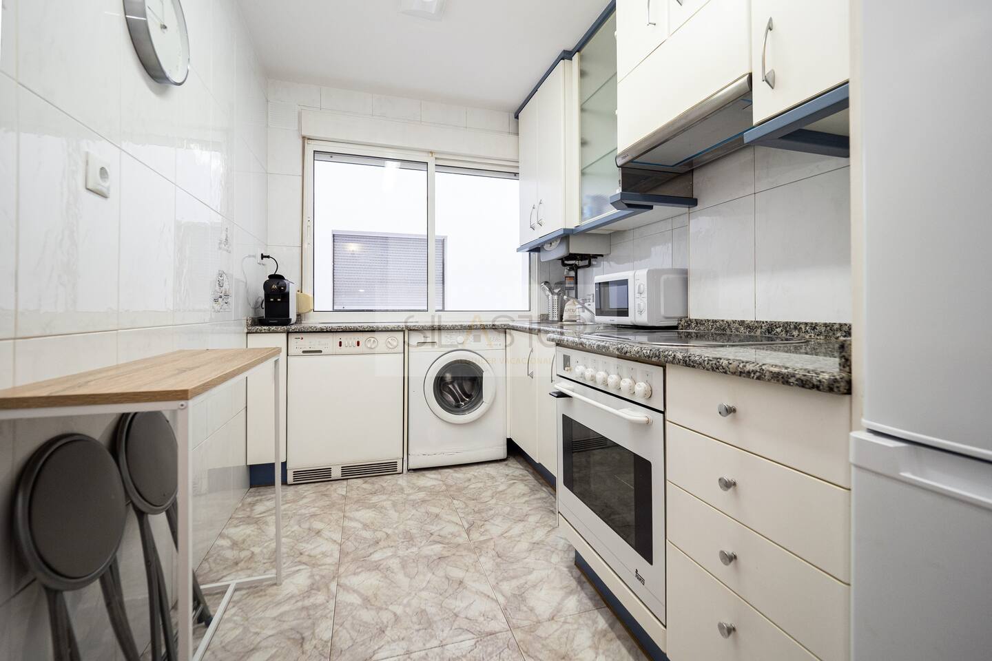 Fully equipped kitchen with oven, microwave and washing machine